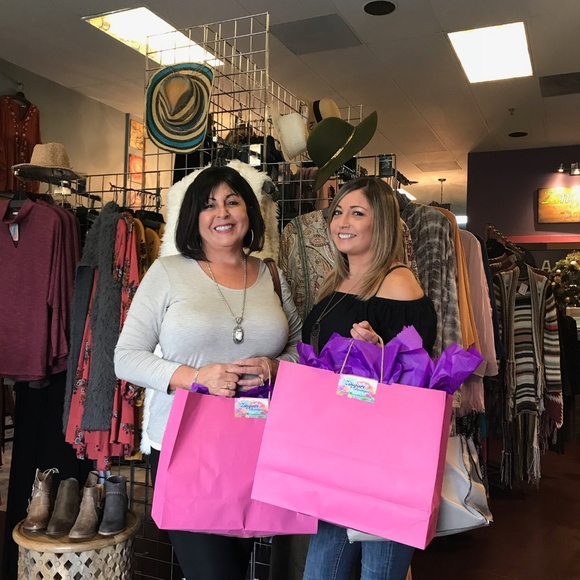 Meet your Posher, Sandy - Picture 2 of 7